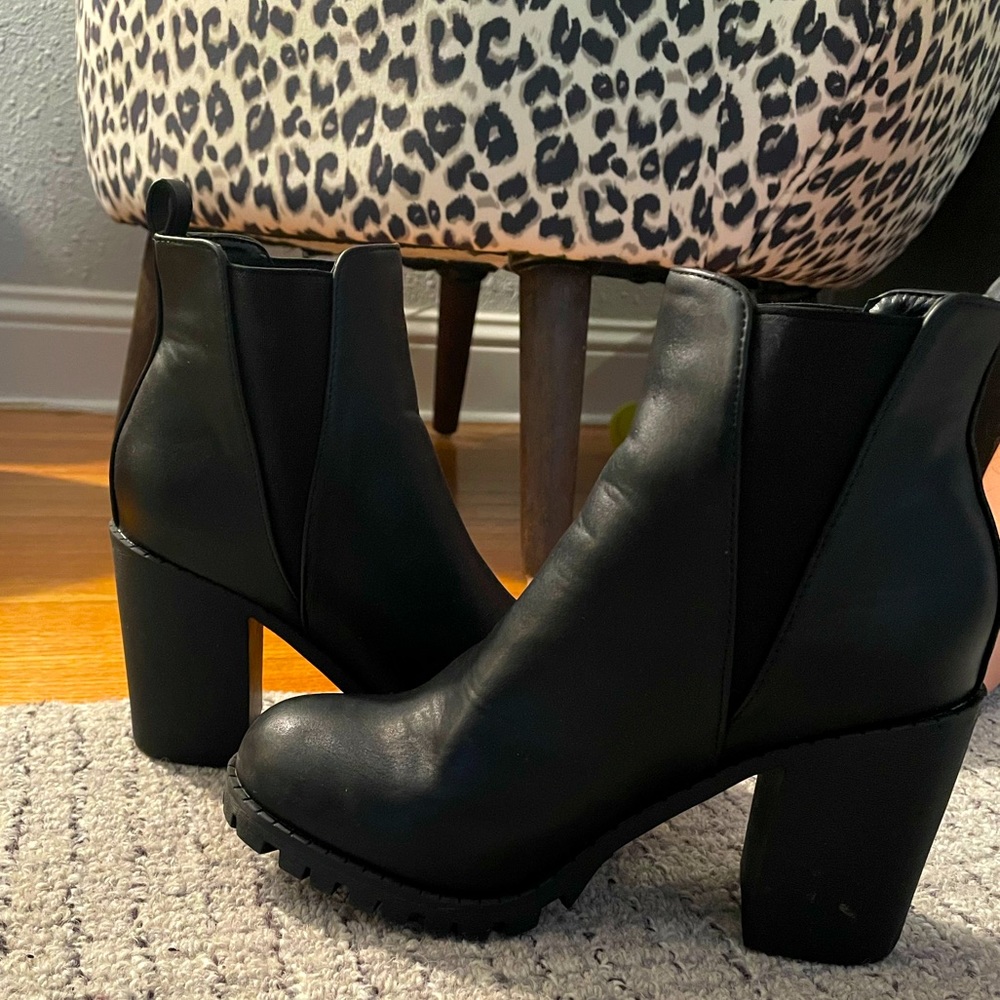 Black 4in boots size 7.5